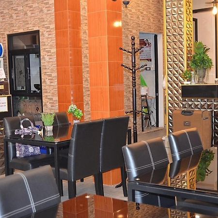Baanpin Hotel & Cafe Bangkok Buitenkant foto